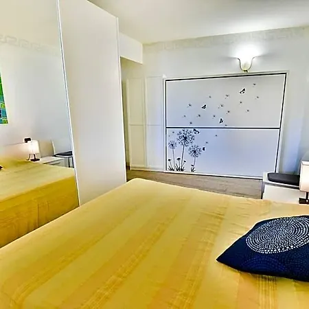 호텔 Con Terrazzo, Posto Auto E Vista Mare 로아노